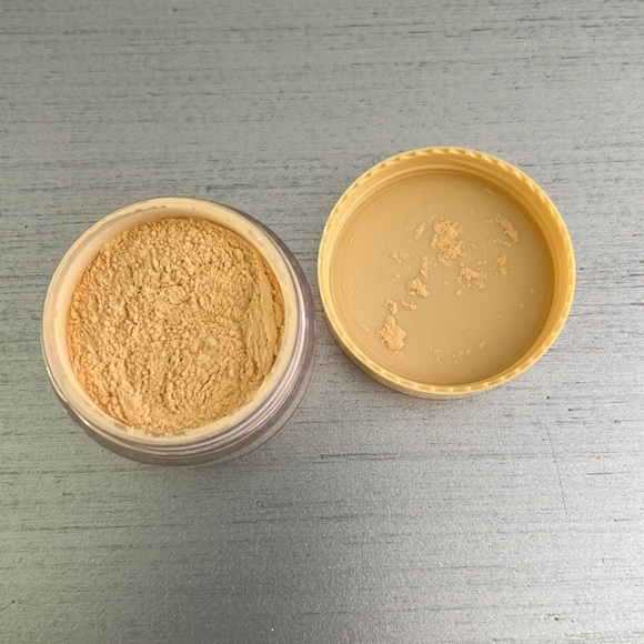 Banana Setting Powder - Picture 3 of 3